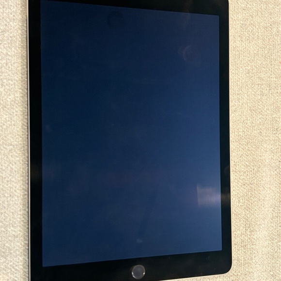 Apple iPad Air 2 16GB Silver 9.7" with Lightning Cable Model A1566 Late 2014 - Picture 3 of 13